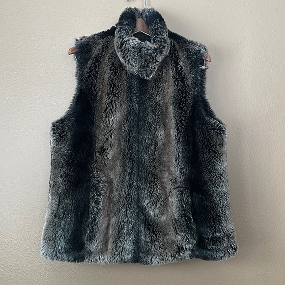 Kristen Blake Jackets & Blazers - Women’s Kristen Blake faux chinchilla fur reversible vest; size large